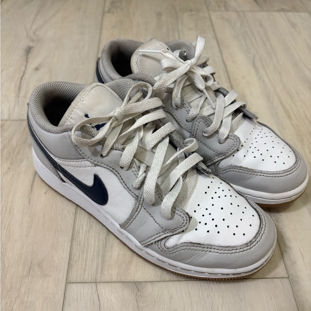 Nike AIR JORDAN 1 LOW
Boys – White/Neutral Grey/Gum Medium Brown/Midnight Navy